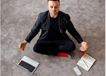 Découvrez nos 3 exercices de yoga pour se relâcher au travail